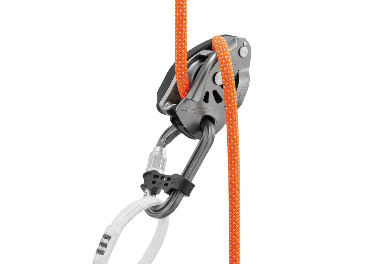 Attache Bar Screwlock Carabiner