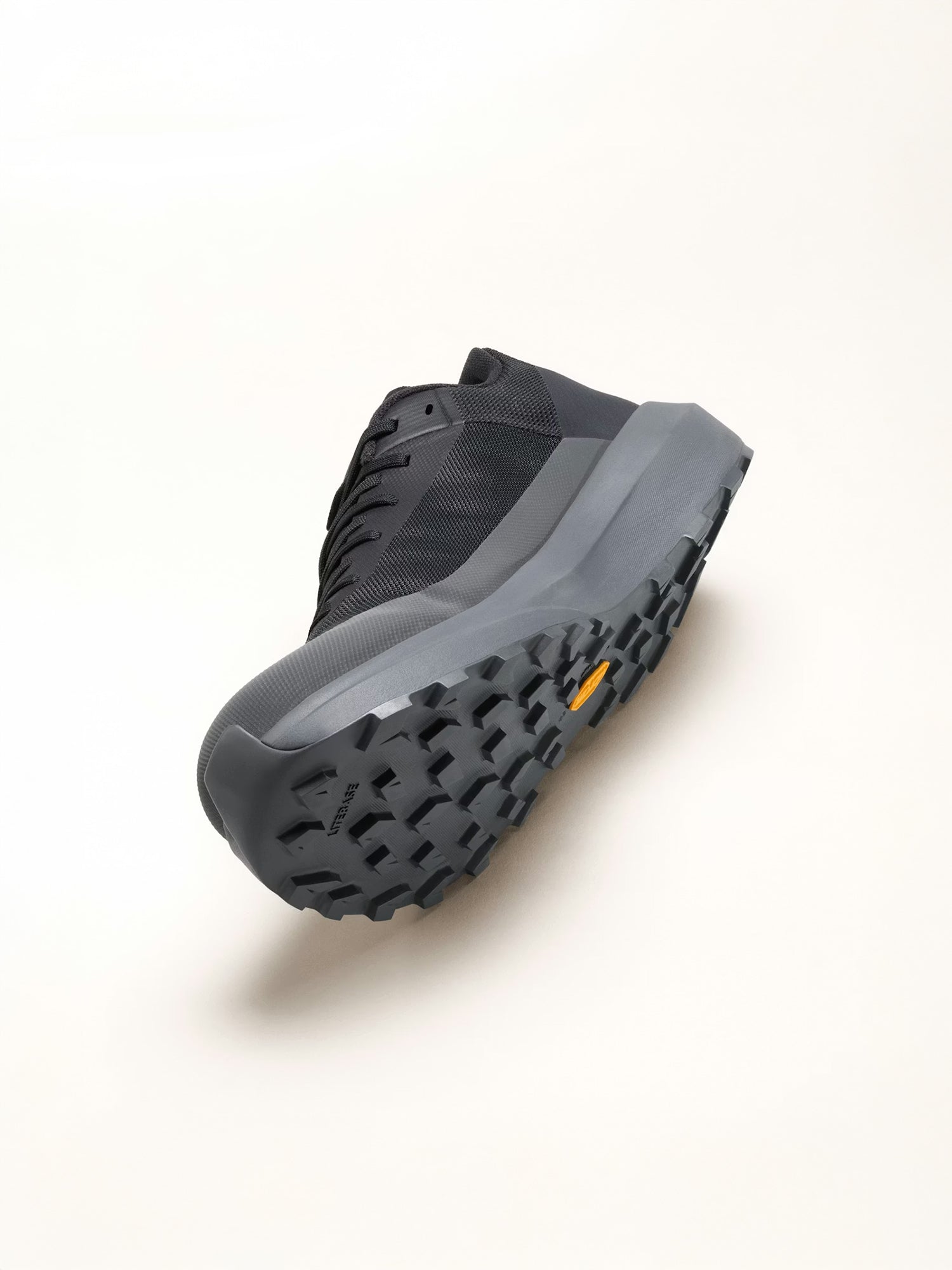 color:black / graphite