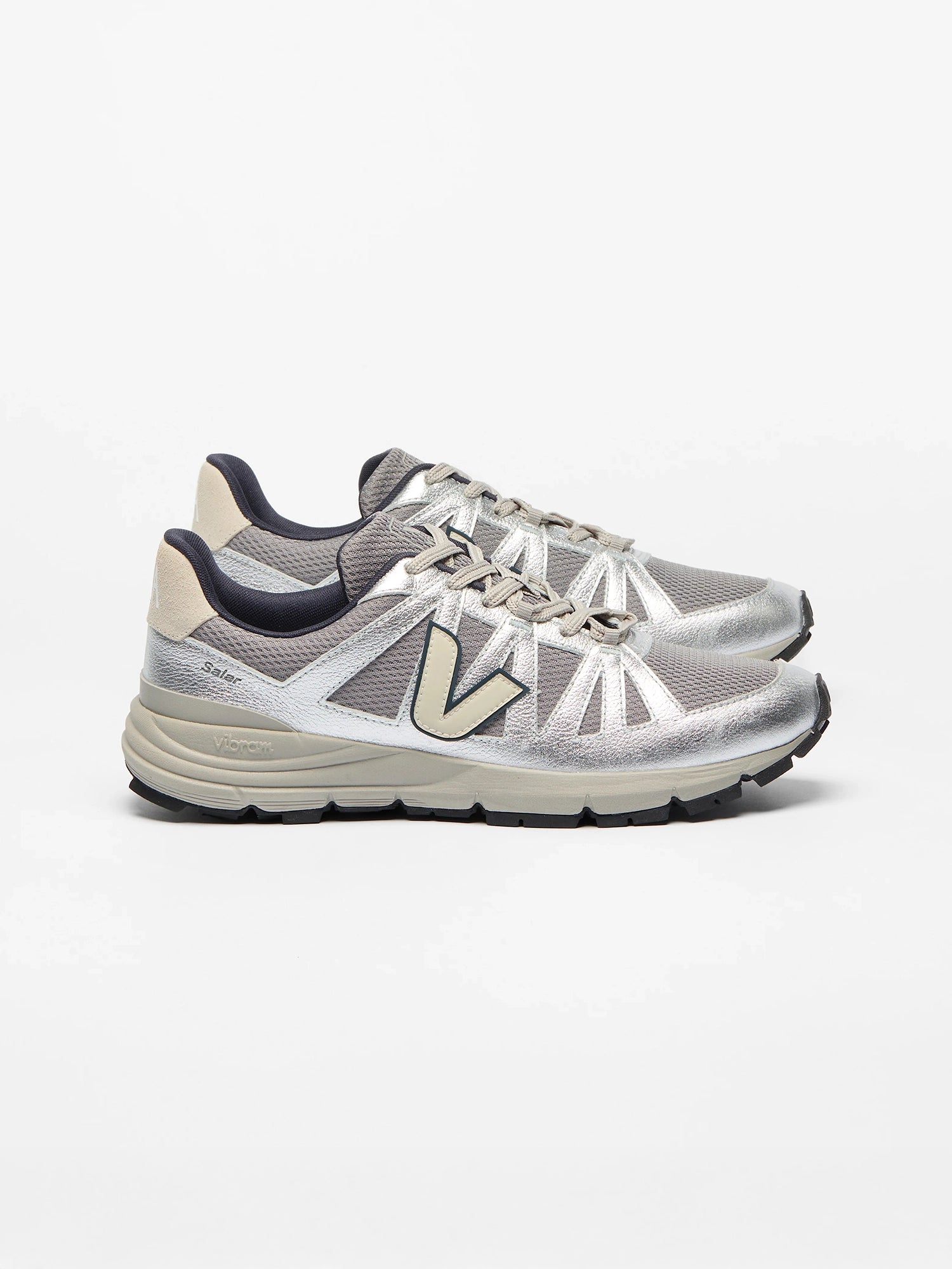 color:pierre / silver