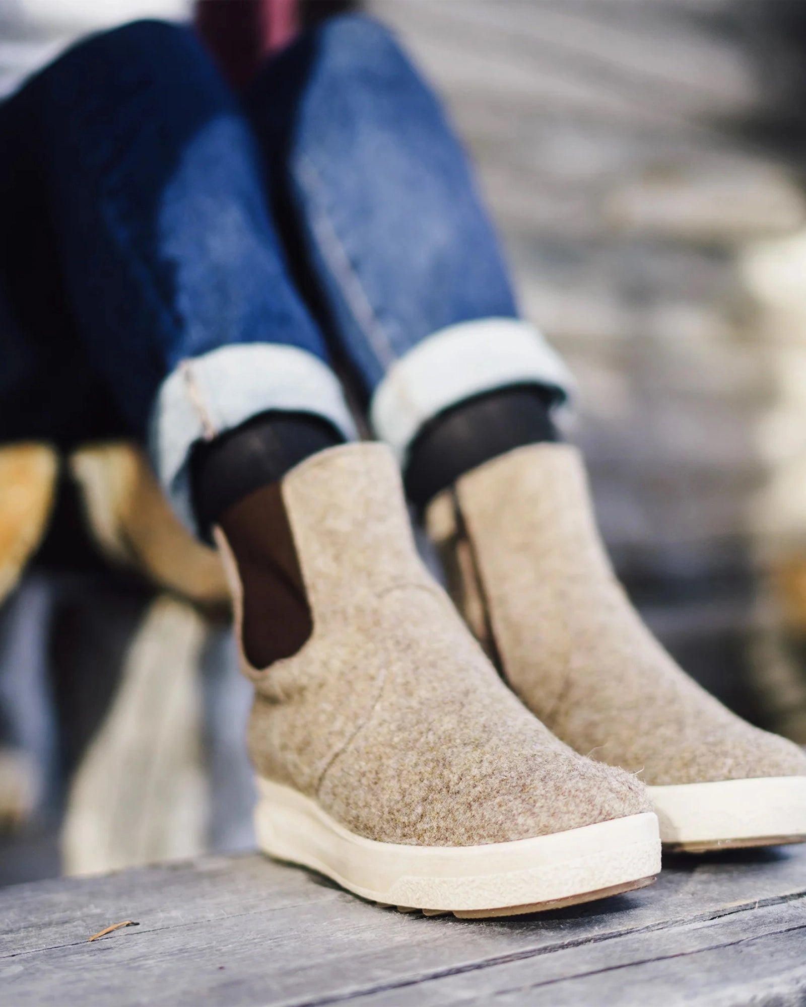 color:granit felt | black waxy