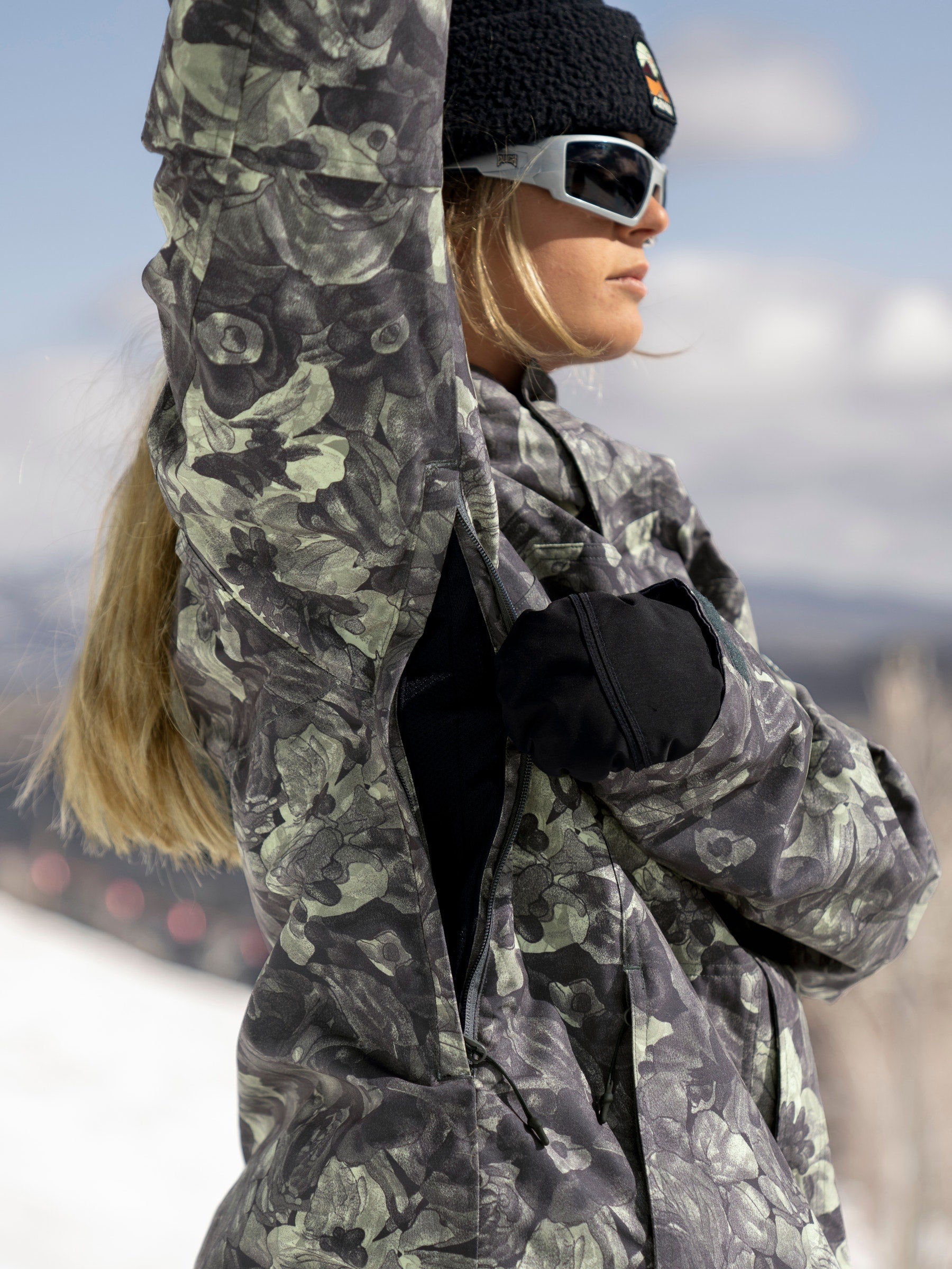 Woman's Elvy 2L Shell Jacket (Past Season)