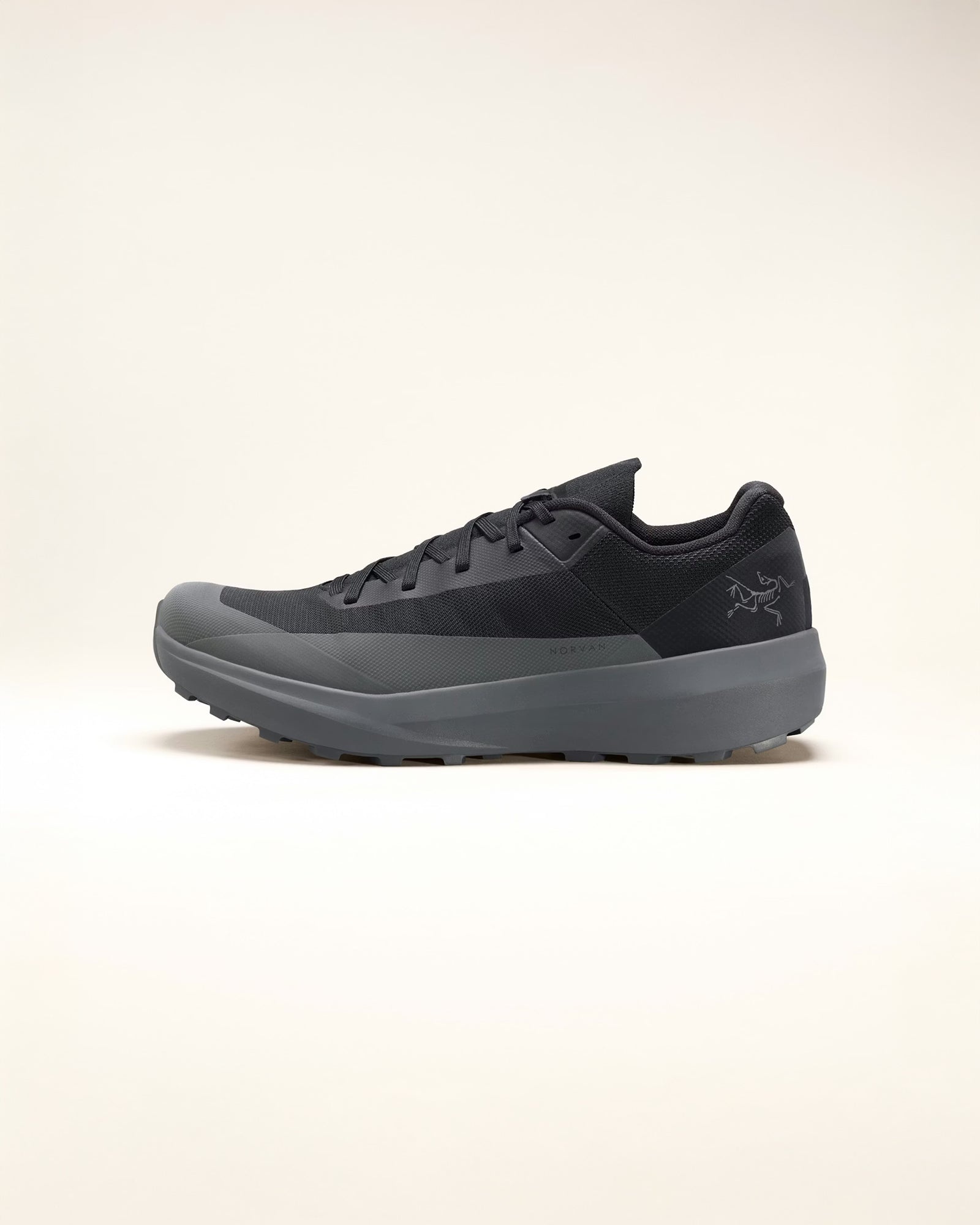 color:black / graphite