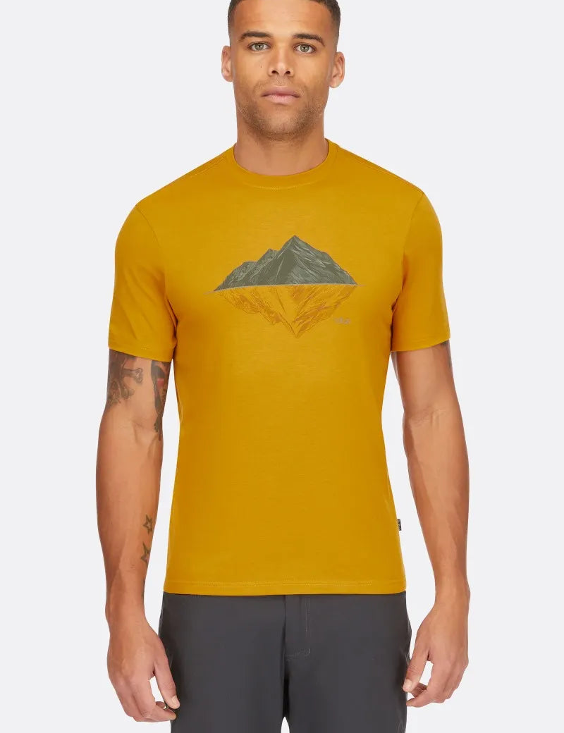 crimp_reflection_tee_sahara_qbl_72_sah_model_front_crop_2.webp