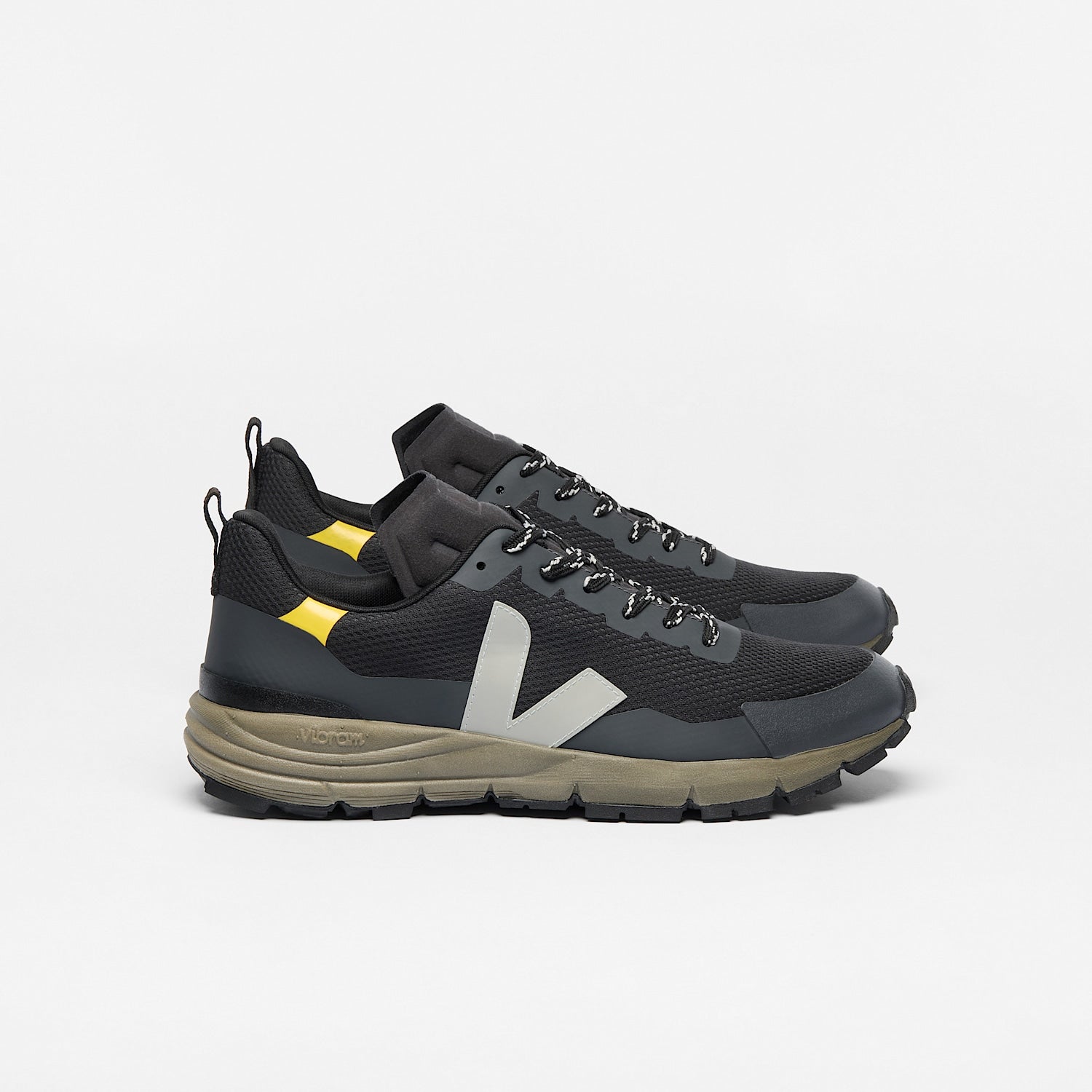 veja-sneakers-dekkan-recycled-black-DC0102581_1.jpg