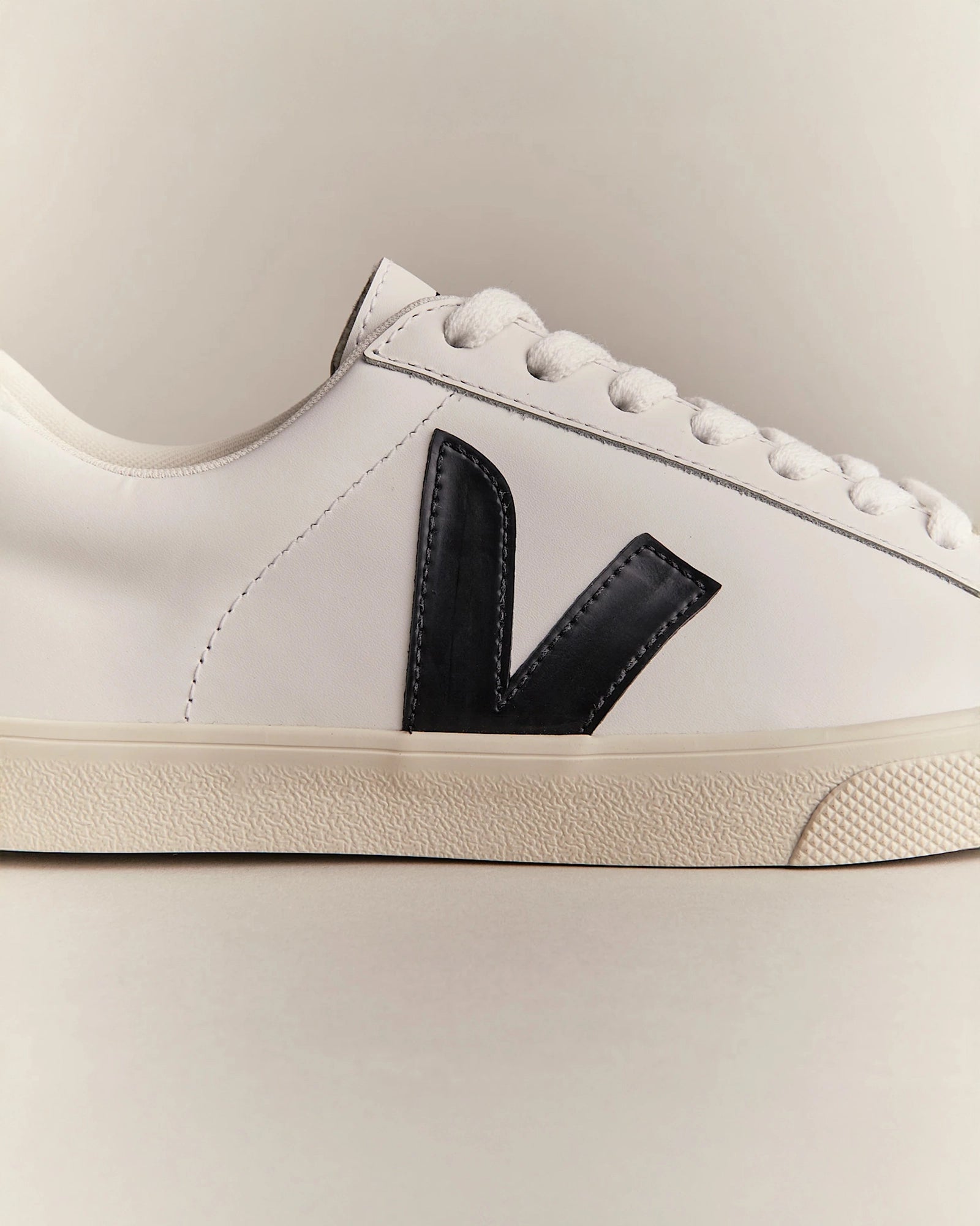 color:white / black