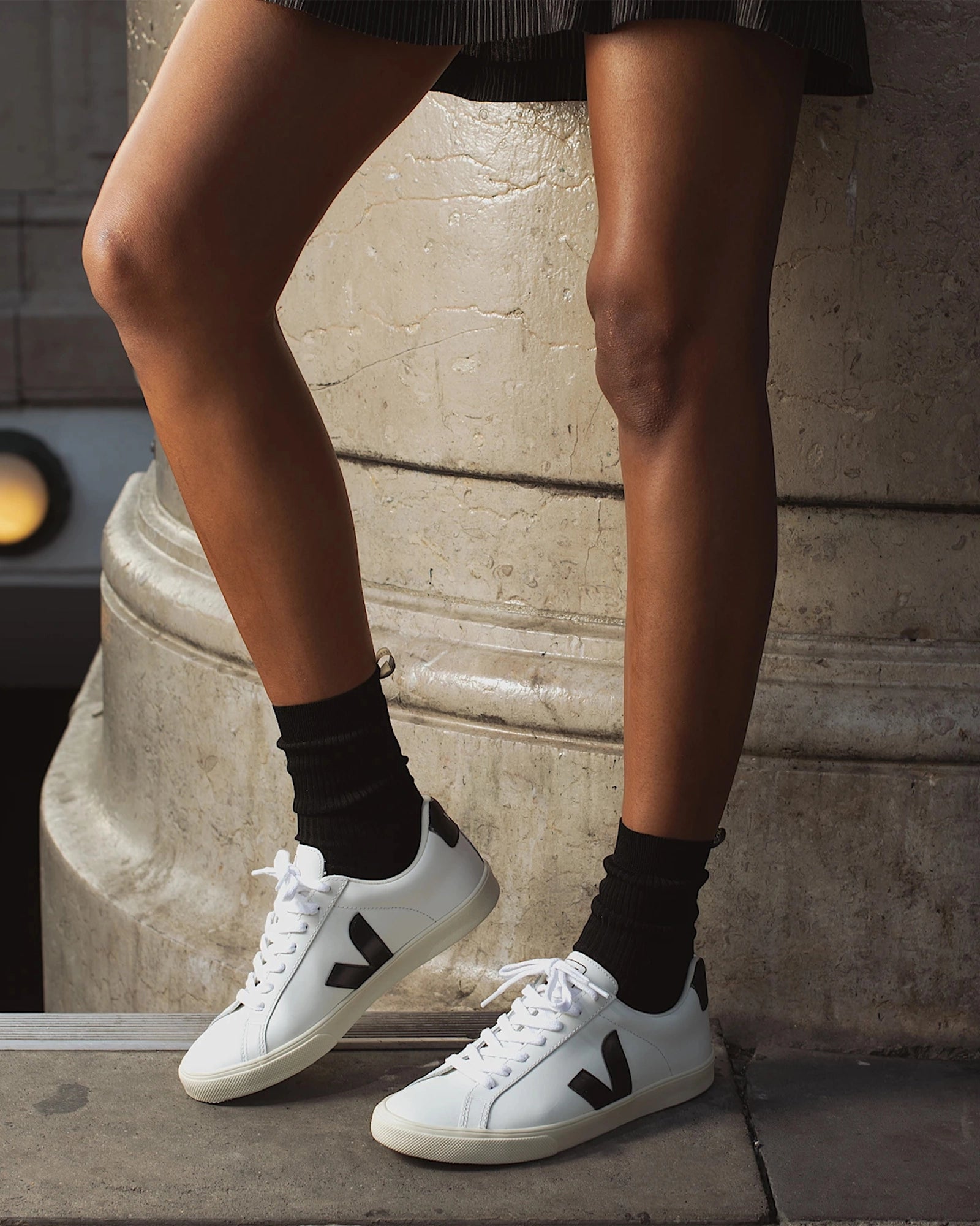 color:white / black