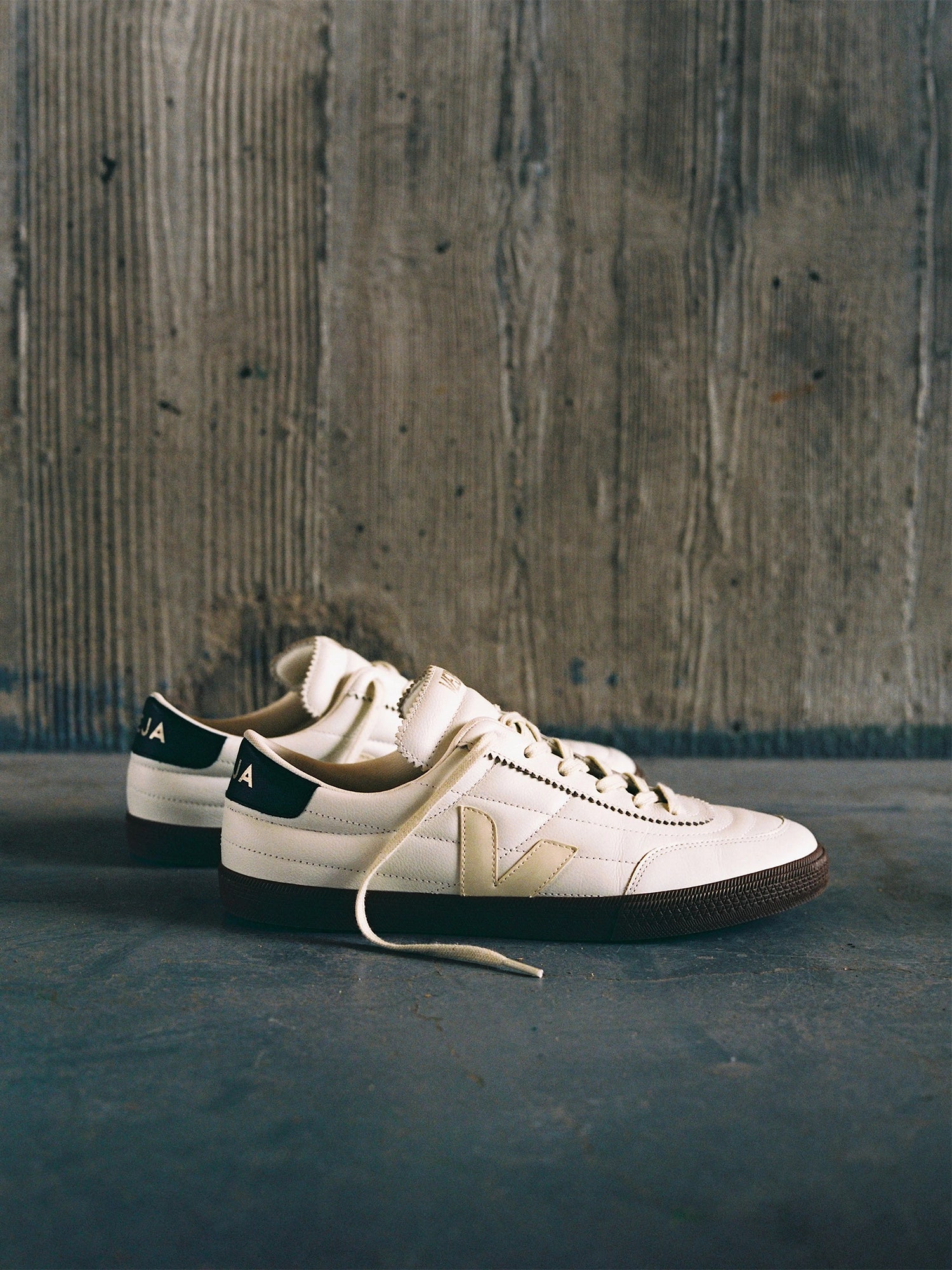 color:white / black / bark